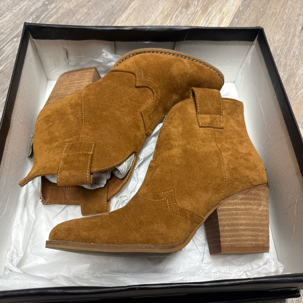 Ccocci Suede Ankle Boots Size 6.5 Tan block Heel Zip in back w/ box